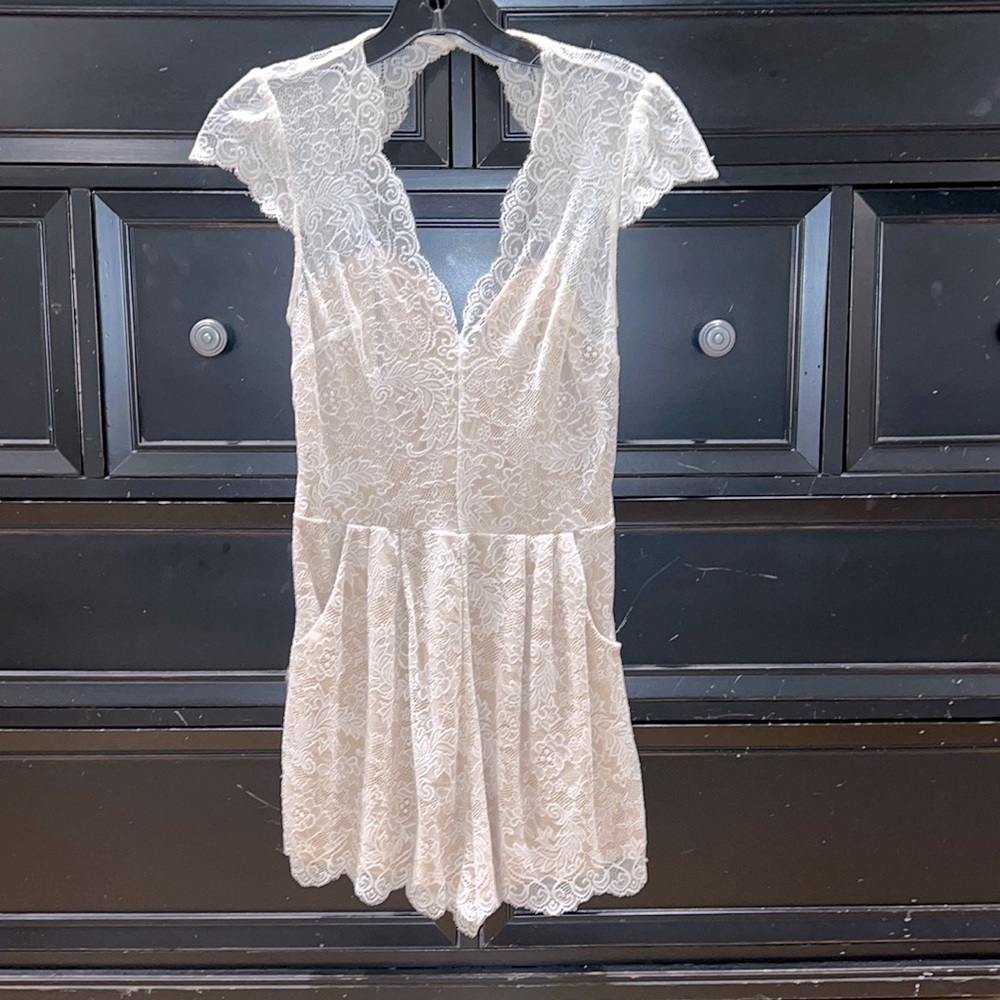 White Lace Romper With Open Back And Pockets - image 1